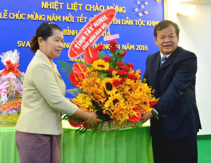 Chủ tịch UBND tỉnh thăm và chúc Tết cổ truyền tại tỉnh Svay Rieng 